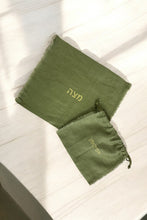 Load image into Gallery viewer, LINEN PRINT MATZAH AND AFIKOMEN SET - CARMELA