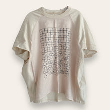 Load image into Gallery viewer, LINEN T-SHIRT - SQUARE PRINT